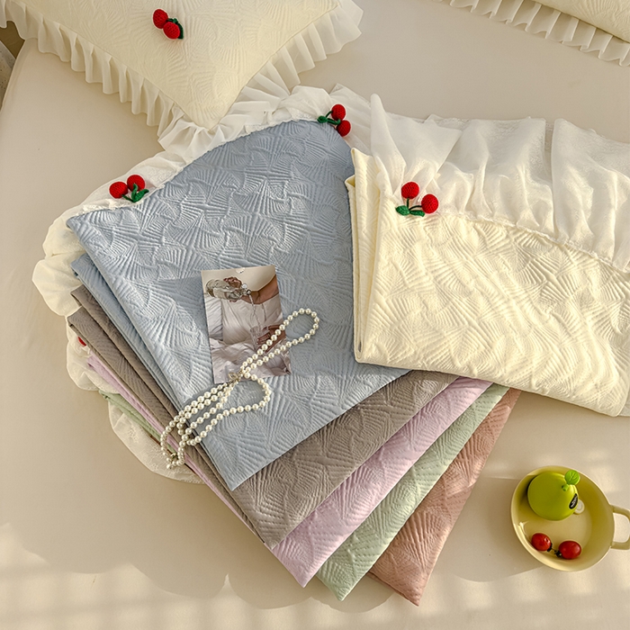 91家纺网 家纺一手货源 找家纺 羚羊语家纺 羚羊语 2025新款韩系手作PE中分子凉泡泡冰丝凉席蕾丝花边樱桃乙纶冰豆豆席床裙款夏季凉感软席三件套 组合图（配洗护袋）