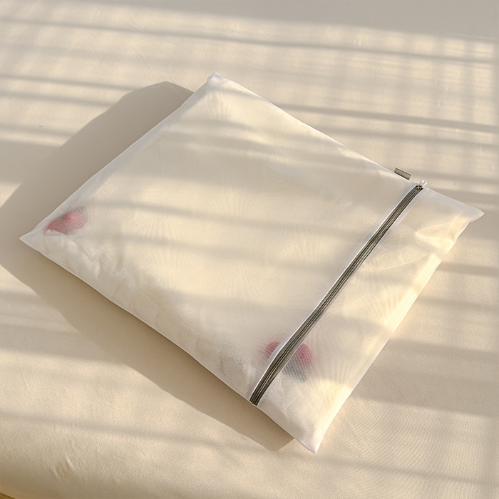 91家纺网 家纺一手货源 找家纺 羚羊语家纺 羚羊语 2025新款韩系手作PE中分子凉泡泡冰丝凉席蕾丝花边樱桃乙纶冰豆豆席床裙款夏季凉感软席三件套 组合图（配洗护袋）