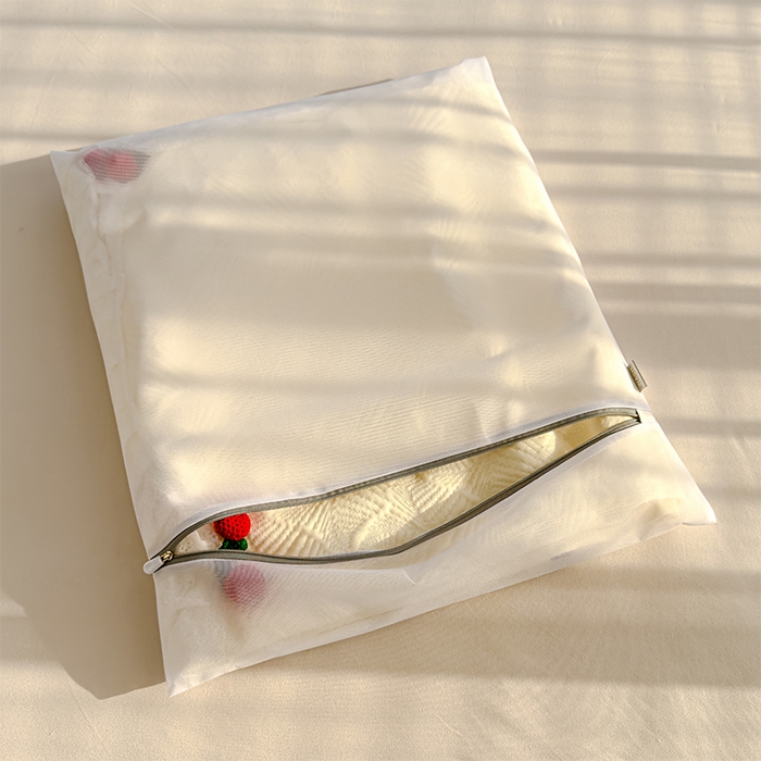 91家纺网 家纺一手货源 找家纺 羚羊语家纺 羚羊语 2025新款韩系手作PE中分子凉泡泡冰丝凉席蕾丝花边樱桃乙纶冰豆豆席床裙款夏季凉感软席三件套 组合图（配洗护袋）