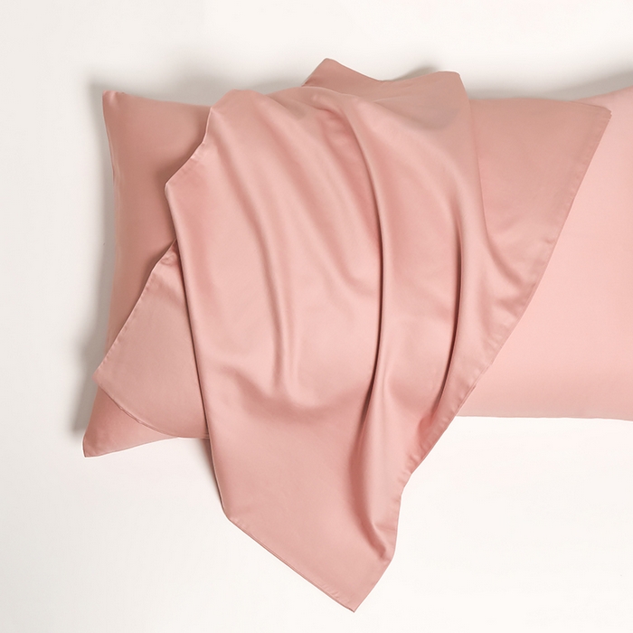 91家纺网 家纺一手货源 找家纺 闲鱼家纺 2025春夏新款小黑标60全棉纯棉四件套系列场景2 单枕套枕套单件 暖心粉