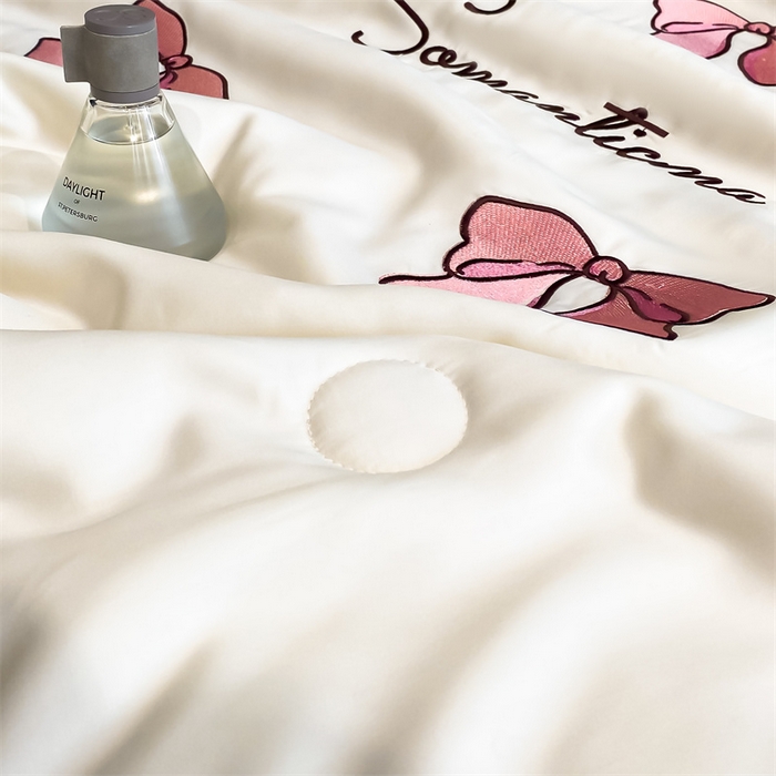 91家纺网 家纺一手货源 找家纺 笙意家纺 2025新款水洗真丝夏被夏凉被空调被四件套-满绣系列 蝴蝶结-白+粉