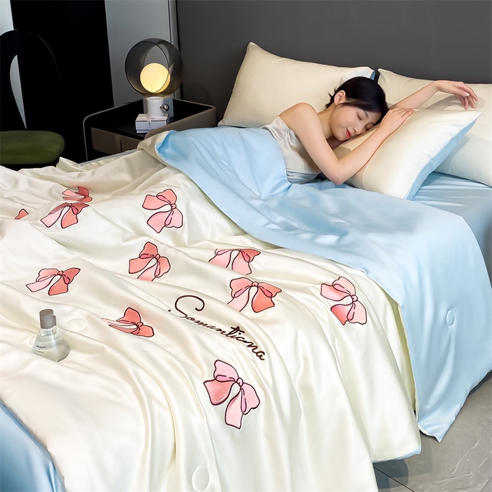 91家纺网 家纺一手货源 找家纺 笙意家纺 2025新款水洗真丝夏被夏凉被空调被四件套-满绣系列 蝴蝶结-白+天蓝