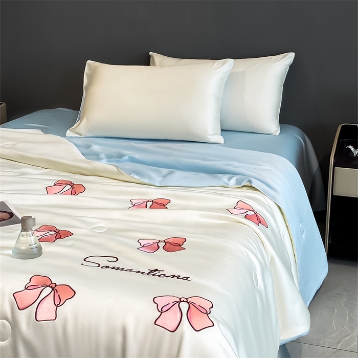 91家纺网 家纺一手货源 找家纺 笙意家纺 2025新款水洗真丝夏被夏凉被空调被四件套-满绣系列 蝴蝶结-白+天蓝