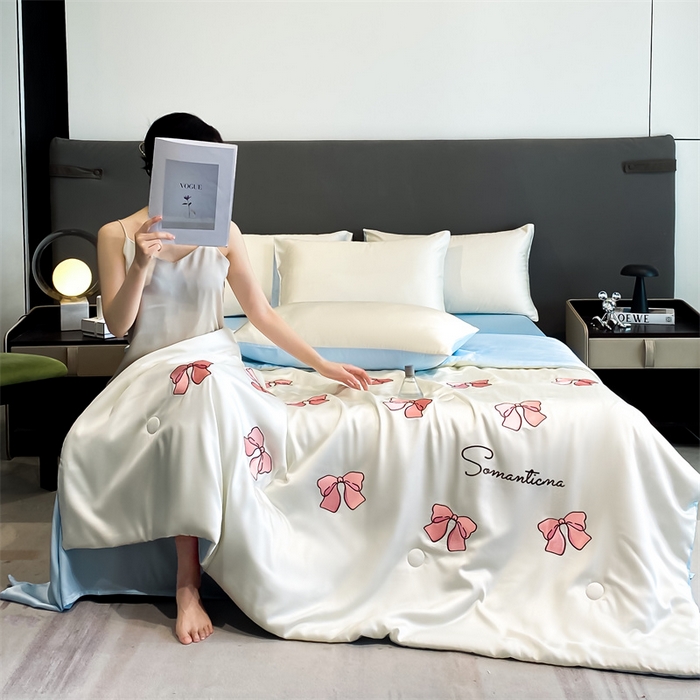 91家纺网 家纺一手货源 找家纺 笙意家纺 2025新款水洗真丝夏被夏凉被空调被四件套-满绣系列 蝴蝶结-白+天蓝