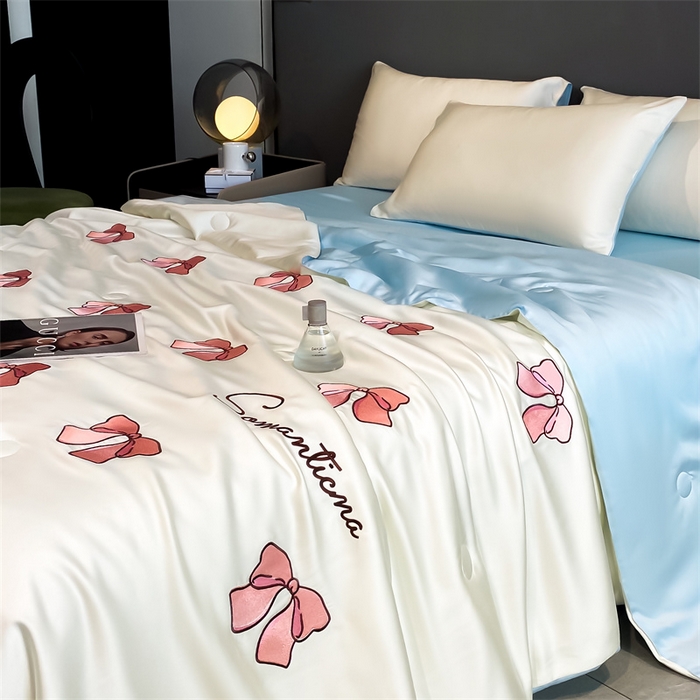 91家纺网 家纺一手货源 找家纺 笙意家纺 2025新款水洗真丝夏被夏凉被空调被四件套-满绣系列 蝴蝶结-白+天蓝