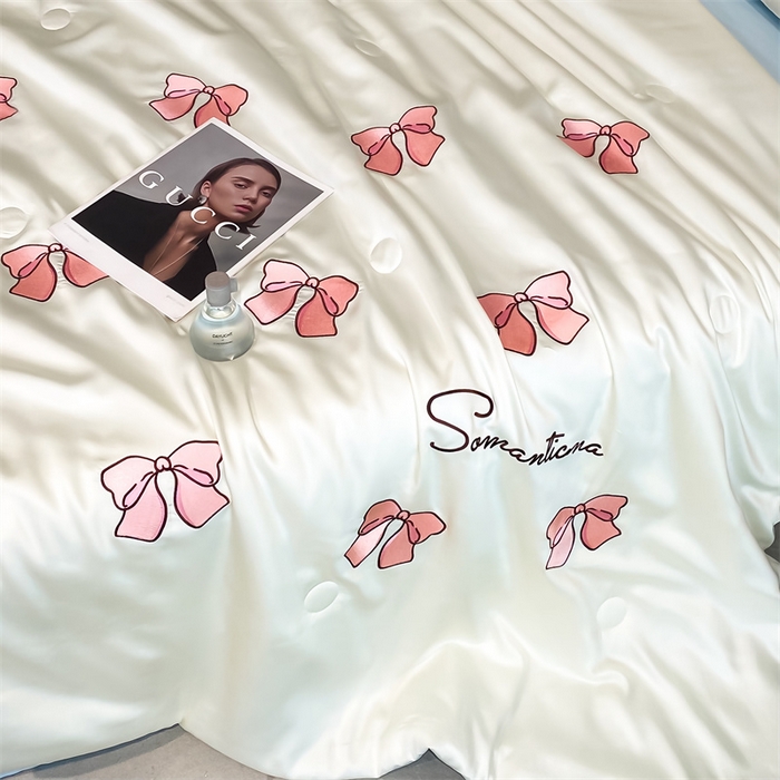 91家纺网 家纺一手货源 找家纺 笙意家纺 2025新款水洗真丝夏被夏凉被空调被四件套-满绣系列 蝴蝶结-白+天蓝