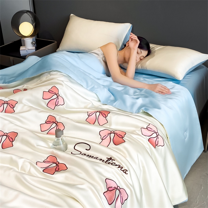 91家纺网 家纺一手货源 找家纺 笙意家纺 2025新款水洗真丝夏被夏凉被空调被四件套-满绣系列 蝴蝶结-白+天蓝