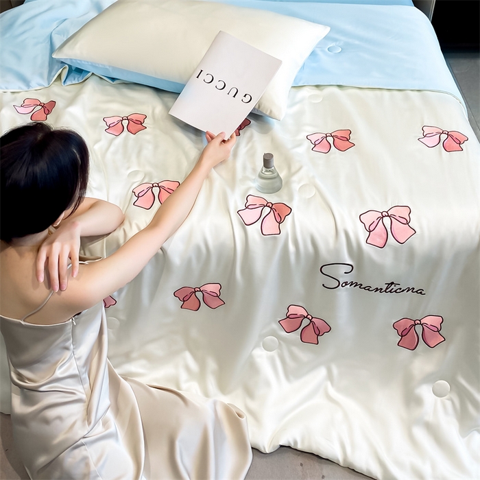 91家纺网 家纺一手货源 找家纺 笙意家纺 2025新款水洗真丝夏被夏凉被空调被四件套-满绣系列 蝴蝶结-白+天蓝