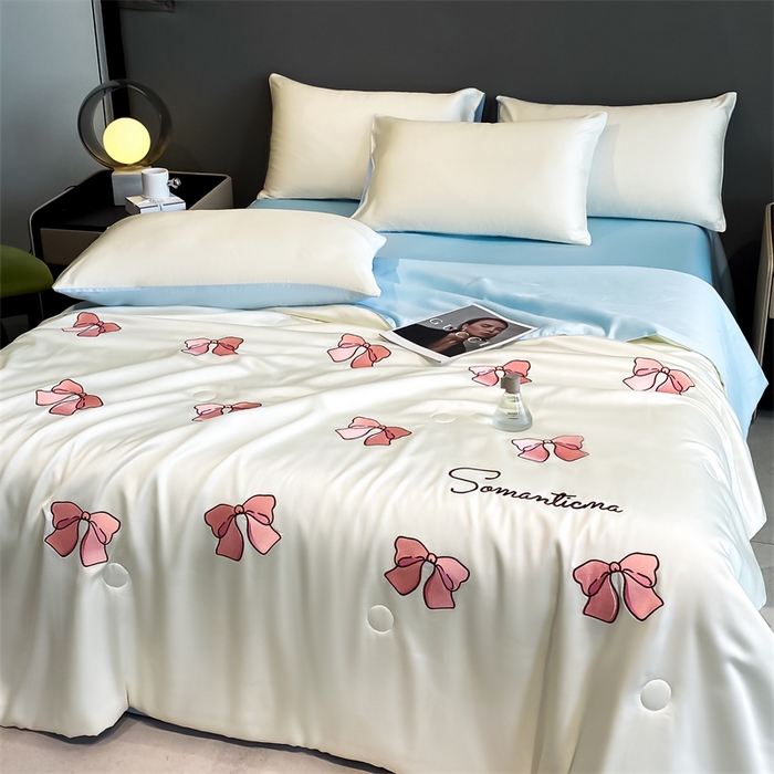 91家纺网 家纺一手货源 找家纺 笙意家纺 2025新款水洗真丝夏被夏凉被空调被四件套-满绣系列 蝴蝶结-白+天蓝