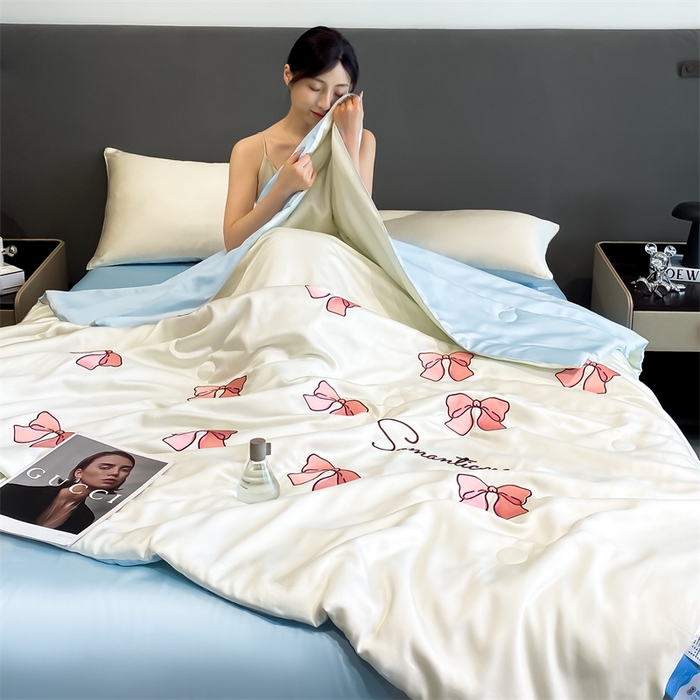 91家纺网 家纺一手货源 找家纺 笙意家纺 2025新款水洗真丝夏被夏凉被空调被四件套-满绣系列 蝴蝶结-白+天蓝