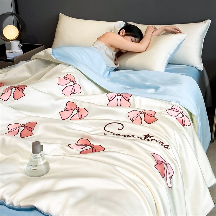 91家纺网 家纺一手货源 找家纺 笙意家纺 2025新款水洗真丝夏被夏凉被空调被四件套-满绣系列 蝴蝶结-白+天蓝