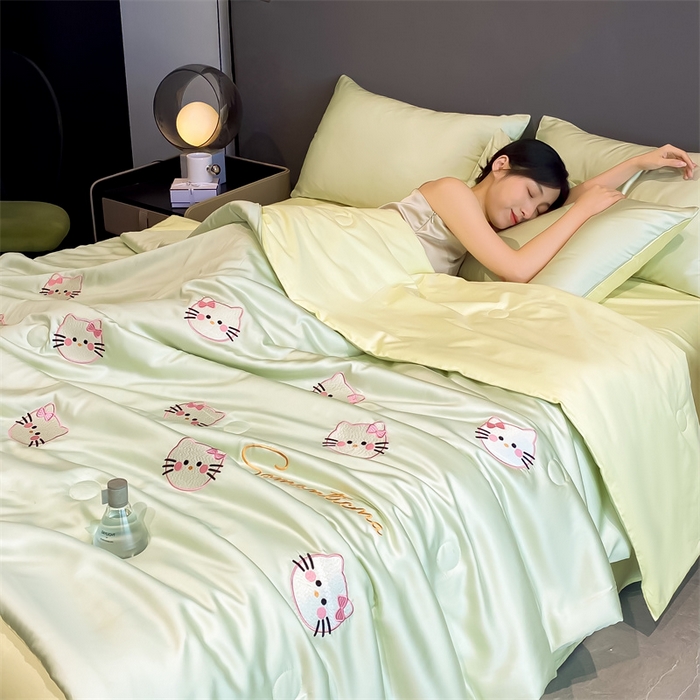91家纺网 家纺一手货源 找家纺 笙意家纺 2025新款水洗真丝夏被夏凉被空调被四件套-满绣系列 可爱猫-绿+奶黄