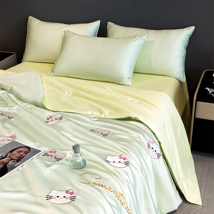 91家纺网 家纺一手货源 找家纺 笙意家纺 2025新款水洗真丝夏被夏凉被空调被四件套-满绣系列 可爱猫-绿+奶黄