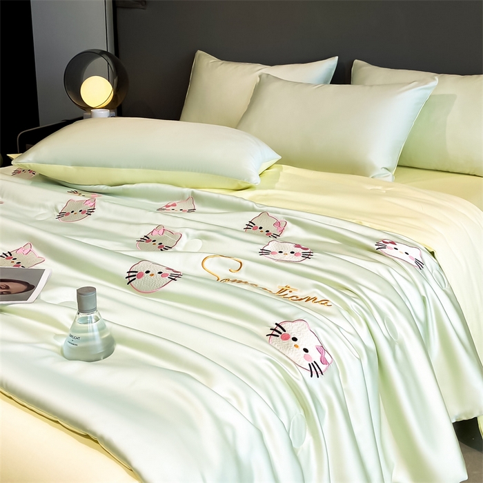 91家纺网 家纺一手货源 找家纺 笙意家纺 2025新款水洗真丝夏被夏凉被空调被四件套-满绣系列 可爱猫-绿+奶黄