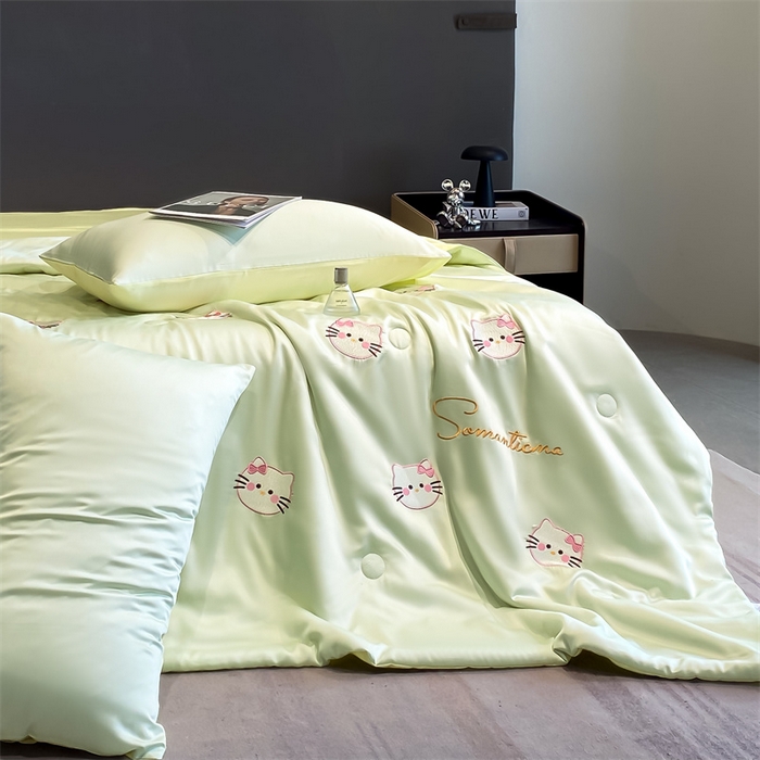 91家纺网 家纺一手货源 找家纺 笙意家纺 2025新款水洗真丝夏被夏凉被空调被四件套-满绣系列 可爱猫-绿+奶黄