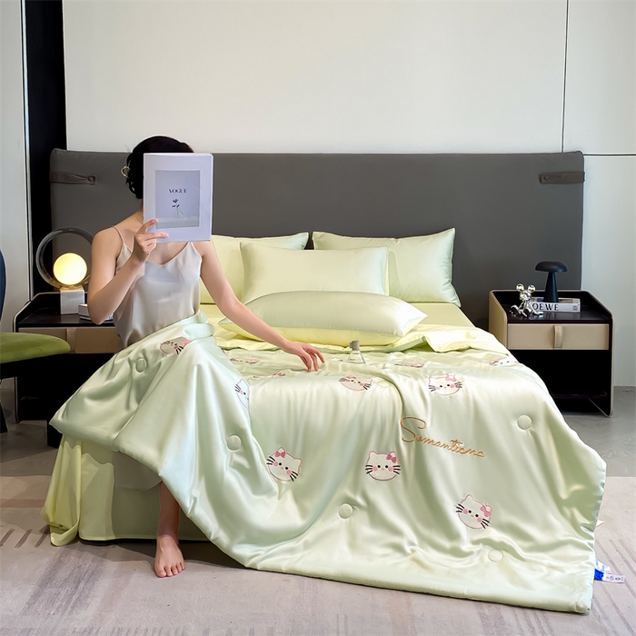 91家纺网 家纺一手货源 找家纺 笙意家纺 2025新款水洗真丝夏被夏凉被空调被四件套-满绣系列 可爱猫-绿+奶黄