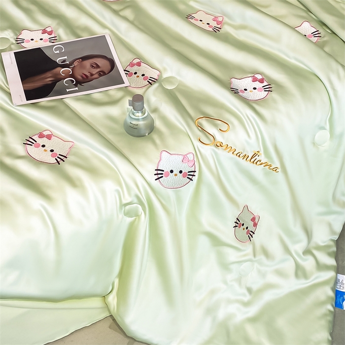 91家纺网 家纺一手货源 找家纺 笙意家纺 2025新款水洗真丝夏被夏凉被空调被四件套-满绣系列 可爱猫-绿+奶黄