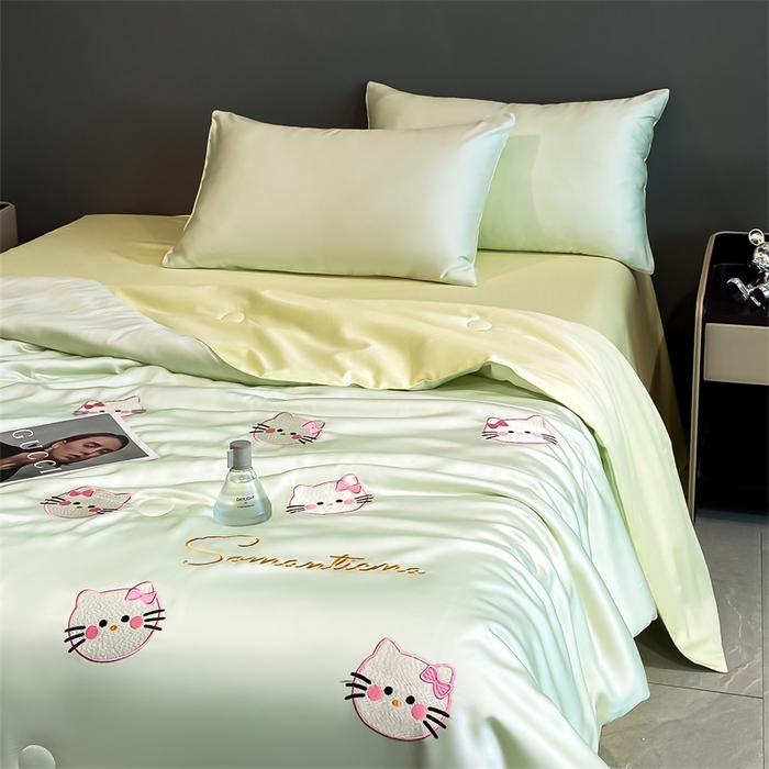91家纺网 家纺一手货源 找家纺 笙意家纺 2025新款水洗真丝夏被夏凉被空调被四件套-满绣系列 可爱猫-绿+奶黄
