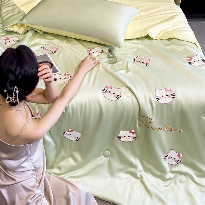 91家纺网 家纺一手货源 找家纺 笙意家纺 2025新款水洗真丝夏被夏凉被空调被四件套-满绣系列 可爱猫-绿+奶黄
