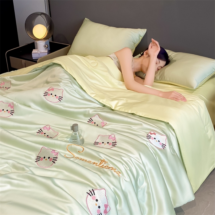 91家纺网 家纺一手货源 找家纺 笙意家纺 2025新款水洗真丝夏被夏凉被空调被四件套-满绣系列 可爱猫-绿+奶黄
