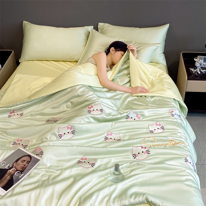 91家纺网 家纺一手货源 找家纺 笙意家纺 2025新款水洗真丝夏被夏凉被空调被四件套-满绣系列 可爱猫-绿+奶黄