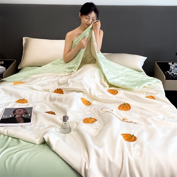 91家纺网 家纺一手货源 找家纺 笙意家纺 2025新款水洗真丝夏被夏凉被空调被四件套-满绣系列 南瓜-白+绿