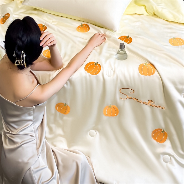 91家纺网 家纺一手货源 找家纺 笙意家纺 2025新款水洗真丝夏被夏凉被空调被四件套-满绣系列 南瓜-白+奶黄
