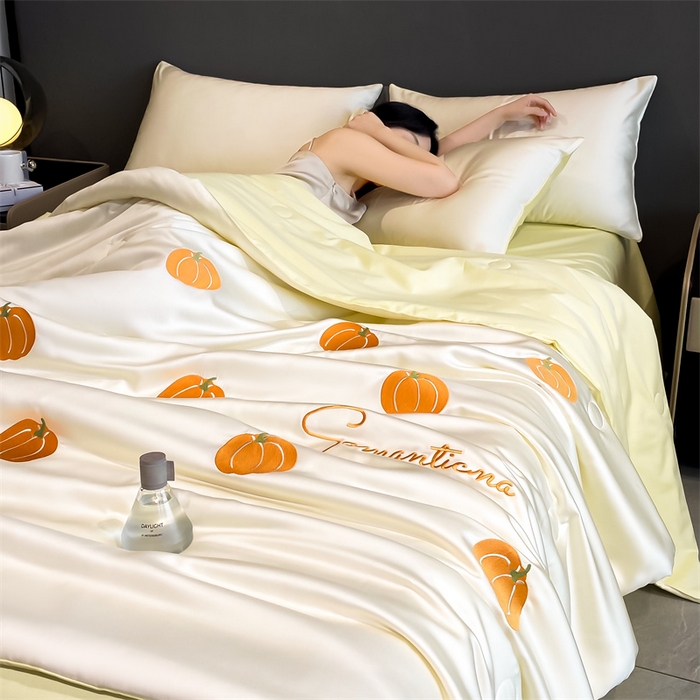 91家纺网 家纺一手货源 找家纺 笙意家纺 2025新款水洗真丝夏被夏凉被空调被四件套-满绣系列 南瓜-白+奶黄