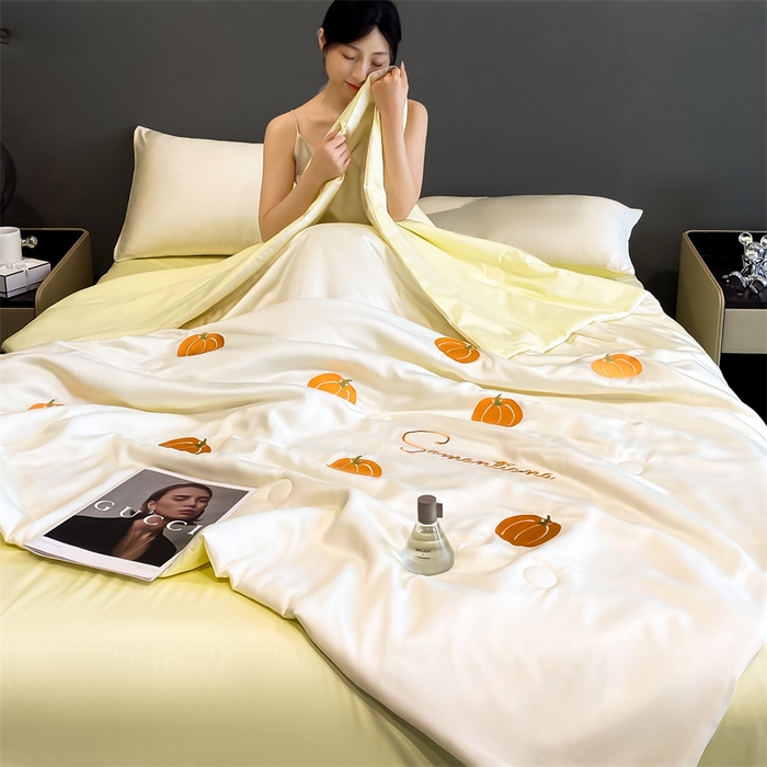 91家纺网 家纺一手货源 找家纺 笙意家纺 2025新款水洗真丝夏被夏凉被空调被四件套-满绣系列 南瓜-白+奶黄