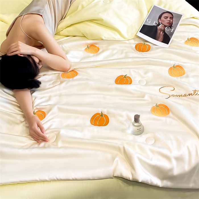 91家纺网 家纺一手货源 找家纺 笙意家纺 2025新款水洗真丝夏被夏凉被空调被四件套-满绣系列 南瓜-白+奶黄
