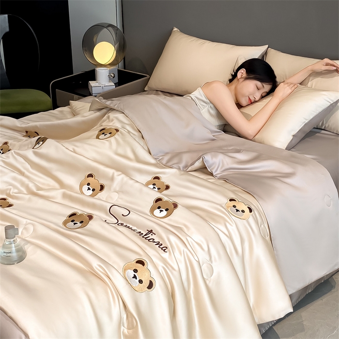 91家纺网 家纺一手货源 找家纺 笙意家纺 2025新款水洗真丝夏被夏凉被空调被四件套-满绣系列 曲奇熊-奶茶+中灰