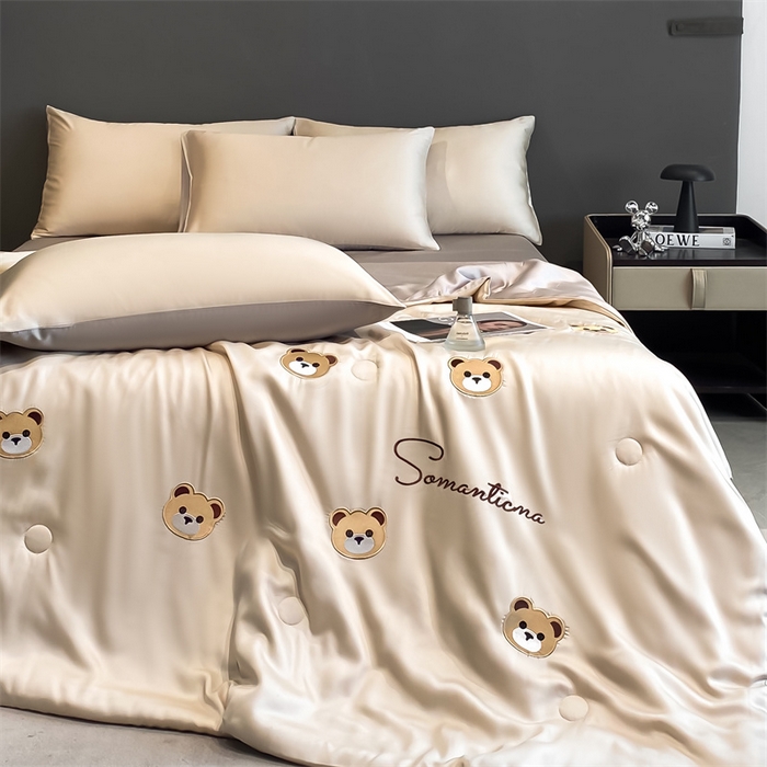91家纺网 家纺一手货源 找家纺 笙意家纺 2025新款水洗真丝夏被夏凉被空调被四件套-满绣系列 曲奇熊-奶茶+中灰