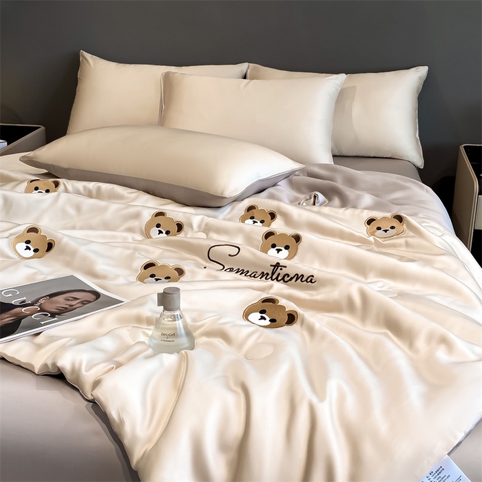 91家纺网 家纺一手货源 找家纺 笙意家纺 2025新款水洗真丝夏被夏凉被空调被四件套-满绣系列 曲奇熊-奶茶+中灰