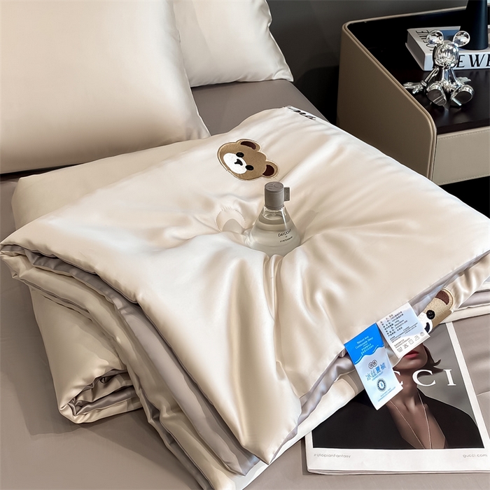 91家纺网 家纺一手货源 找家纺 笙意家纺 2025新款水洗真丝夏被夏凉被空调被四件套-满绣系列 曲奇熊-奶茶+中灰
