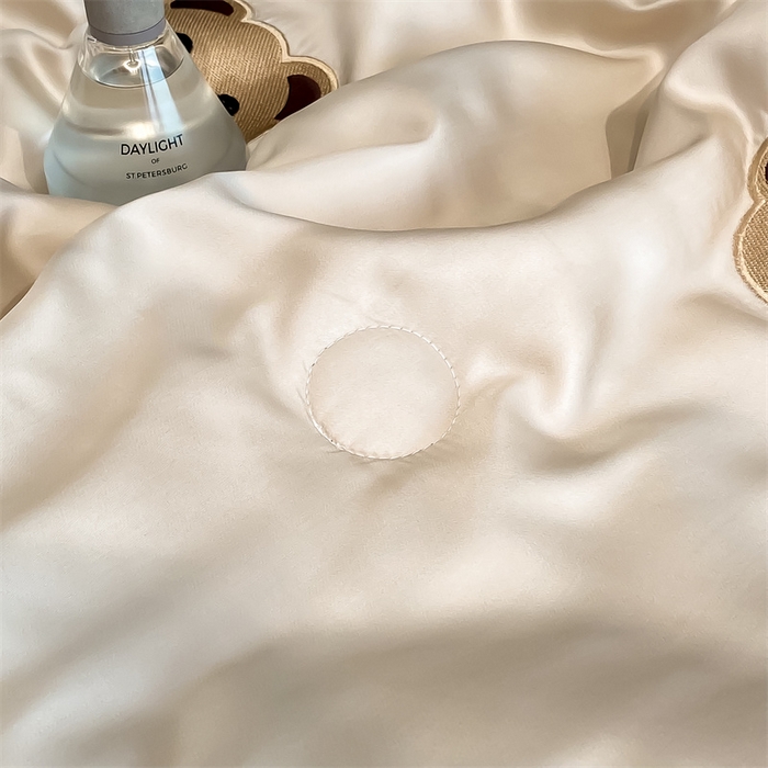 91家纺网 家纺一手货源 找家纺 笙意家纺 2025新款水洗真丝夏被夏凉被空调被四件套-满绣系列 曲奇熊-奶茶+中灰