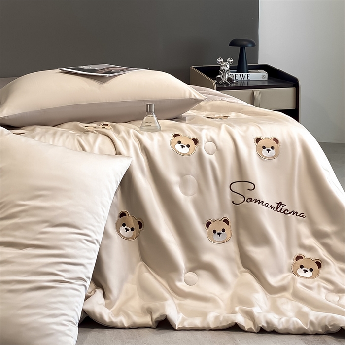 91家纺网 家纺一手货源 找家纺 笙意家纺 2025新款水洗真丝夏被夏凉被空调被四件套-满绣系列 曲奇熊-奶茶+中灰