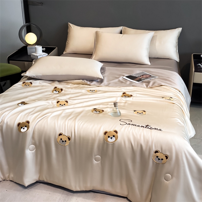 91家纺网 家纺一手货源 找家纺 笙意家纺 2025新款水洗真丝夏被夏凉被空调被四件套-满绣系列 曲奇熊-奶茶+中灰