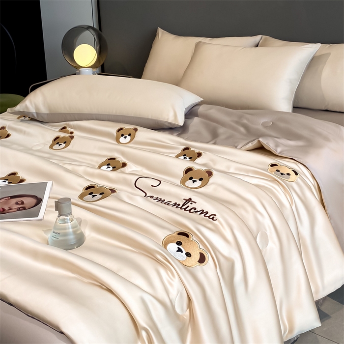 91家纺网 家纺一手货源 找家纺 笙意家纺 2025新款水洗真丝夏被夏凉被空调被四件套-满绣系列 曲奇熊-奶茶+中灰