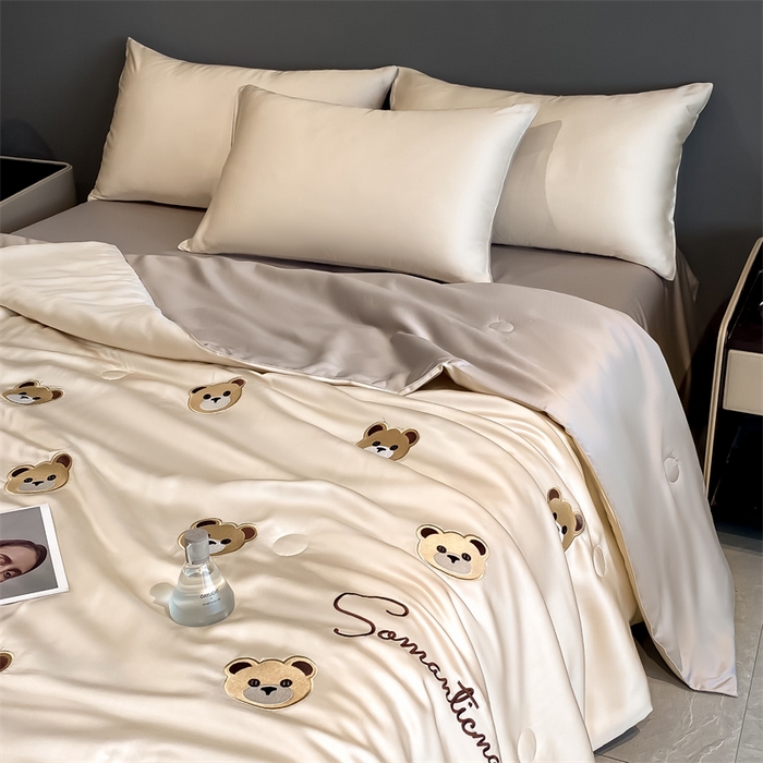 91家纺网 家纺一手货源 找家纺 笙意家纺 2025新款水洗真丝夏被夏凉被空调被四件套-满绣系列 曲奇熊-奶茶+中灰