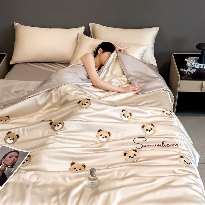 91家纺网 家纺一手货源 找家纺 笙意家纺 2025新款水洗真丝夏被夏凉被空调被四件套-满绣系列 曲奇熊-奶茶+中灰