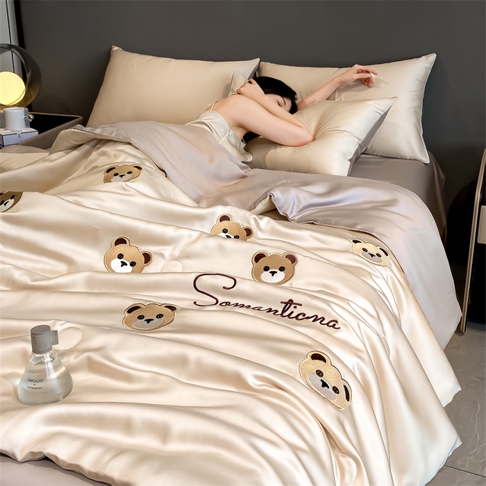 91家纺网 家纺一手货源 找家纺 笙意家纺 2025新款水洗真丝夏被夏凉被空调被四件套-满绣系列 曲奇熊-奶茶+中灰