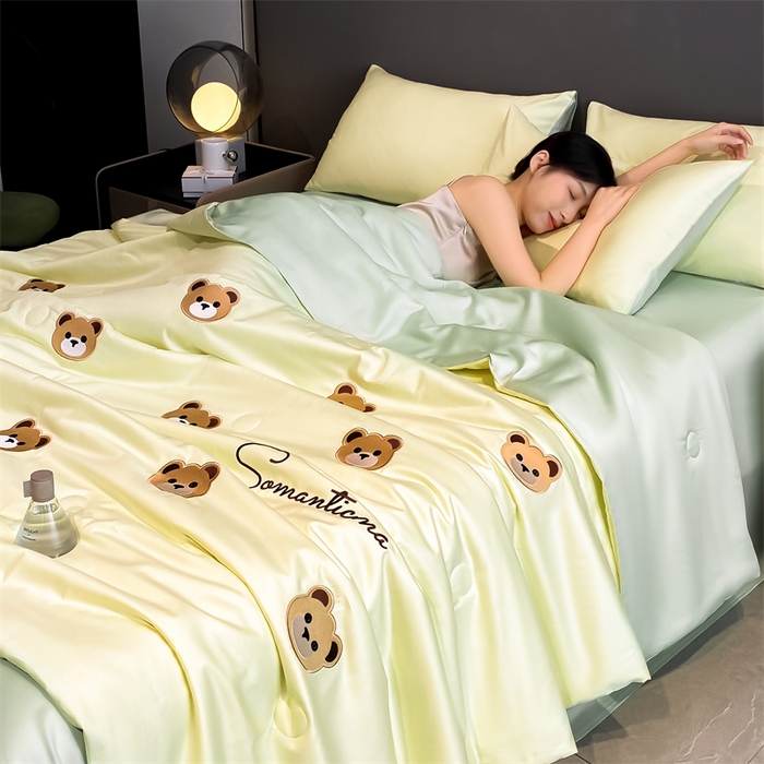 91家纺网 家纺一手货源 找家纺 笙意家纺 2025新款水洗真丝夏被夏凉被空调被四件套-满绣系列 曲奇熊-奶黄+绿