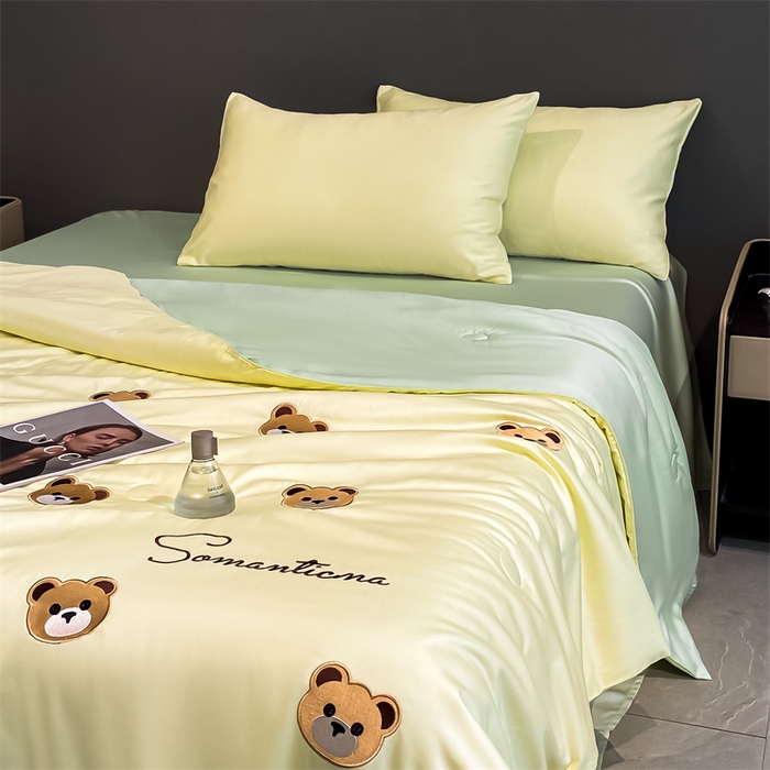 91家纺网 家纺一手货源 找家纺 笙意家纺 2025新款水洗真丝夏被夏凉被空调被四件套-满绣系列 曲奇熊-奶黄+绿