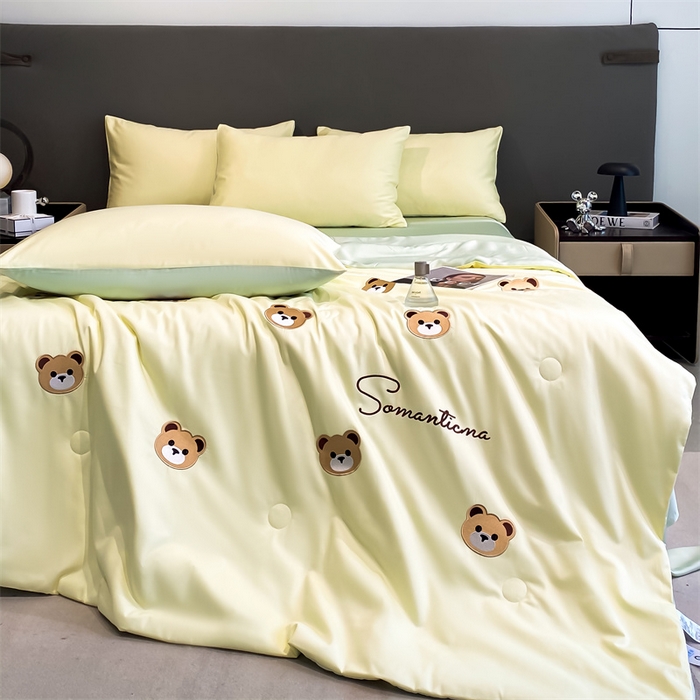 91家纺网 家纺一手货源 找家纺 笙意家纺 2025新款水洗真丝夏被夏凉被空调被四件套-满绣系列 曲奇熊-奶黄+绿