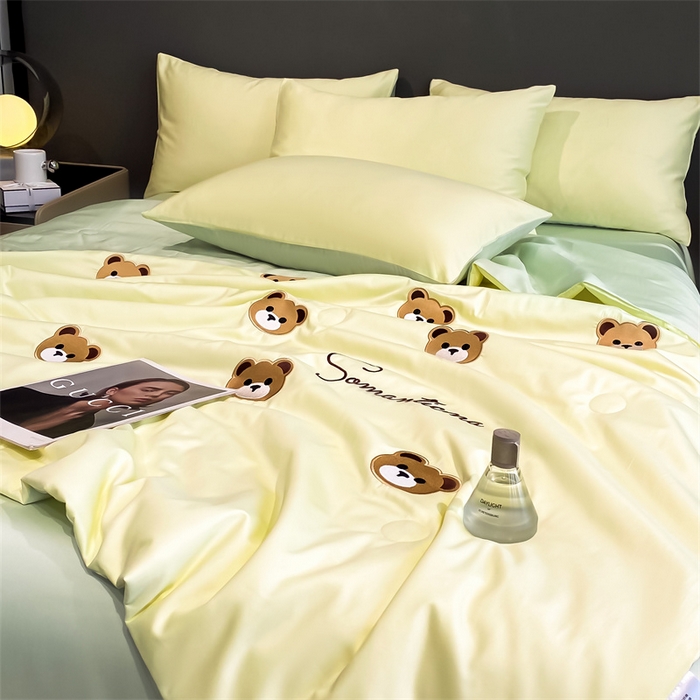91家纺网 家纺一手货源 找家纺 笙意家纺 2025新款水洗真丝夏被夏凉被空调被四件套-满绣系列 曲奇熊-奶黄+绿