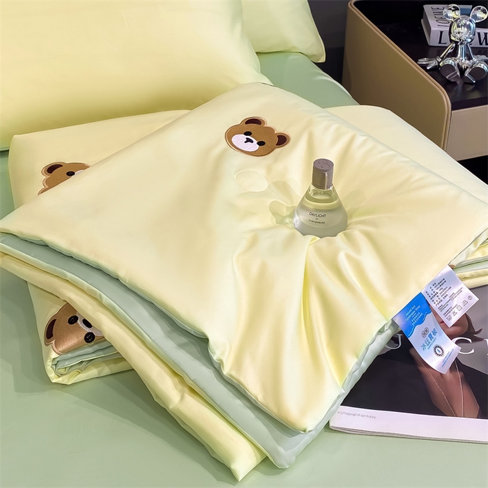 91家纺网 家纺一手货源 找家纺 笙意家纺 2025新款水洗真丝夏被夏凉被空调被四件套-满绣系列 曲奇熊-奶黄+绿