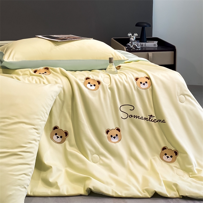 91家纺网 家纺一手货源 找家纺 笙意家纺 2025新款水洗真丝夏被夏凉被空调被四件套-满绣系列 曲奇熊-奶黄+绿