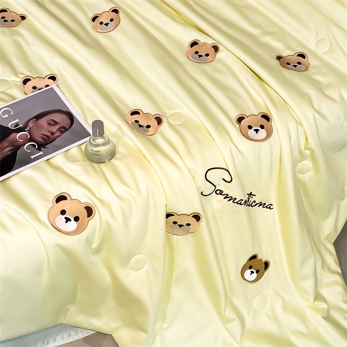 91家纺网 家纺一手货源 找家纺 笙意家纺 2025新款水洗真丝夏被夏凉被空调被四件套-满绣系列 曲奇熊-奶黄+绿