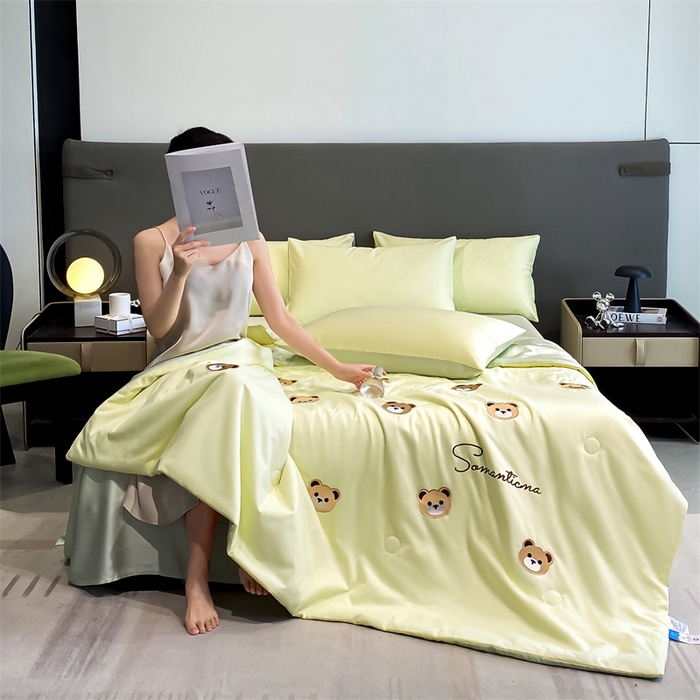 91家纺网 家纺一手货源 找家纺 笙意家纺 2025新款水洗真丝夏被夏凉被空调被四件套-满绣系列 曲奇熊-奶黄+绿