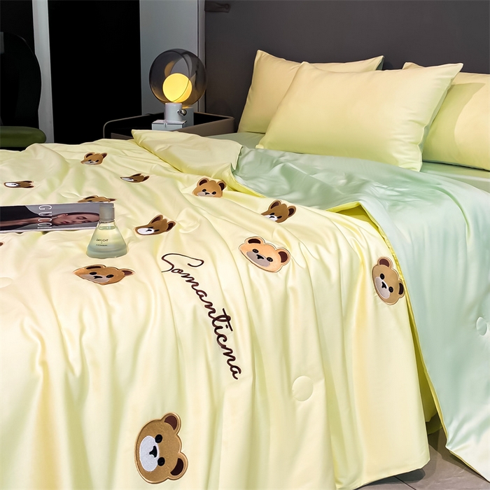 91家纺网 家纺一手货源 找家纺 笙意家纺 2025新款水洗真丝夏被夏凉被空调被四件套-满绣系列 曲奇熊-奶黄+绿